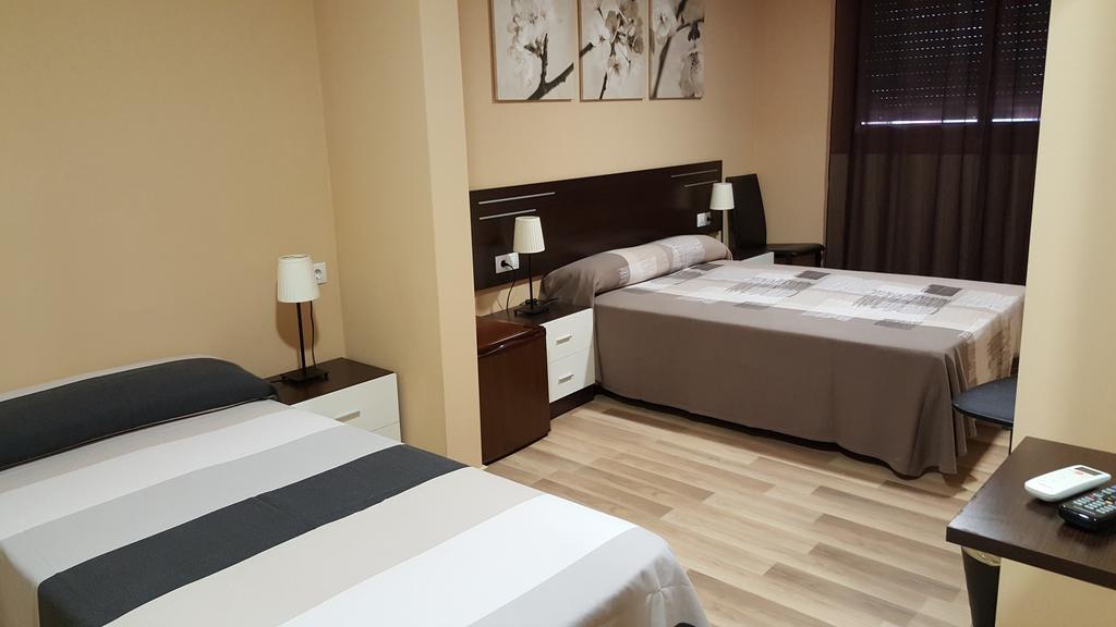 Pension Avenida Вілафранка-дель-Пенедес Екстер'єр фото